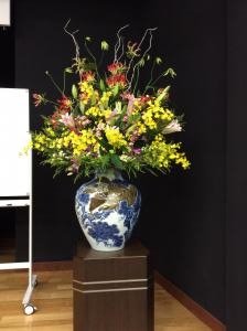 講演会の瓶花です。「かきえん」（愛知県一宮市の花屋）のギャラリー写真